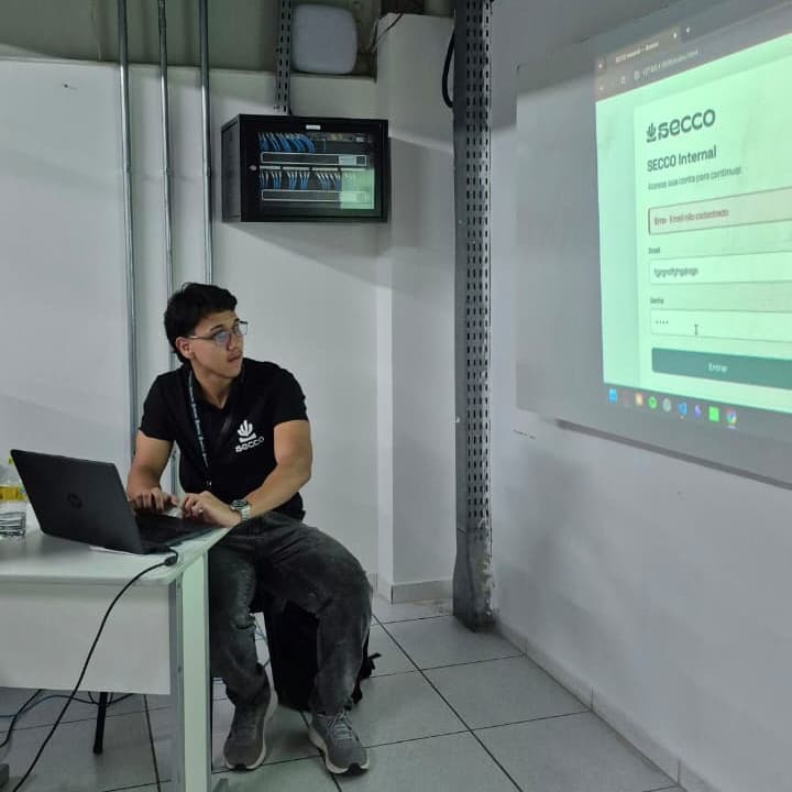 Bug Hunt & Code Review — A aplicação da oficina projetada na parede, com um erro de login para investigar