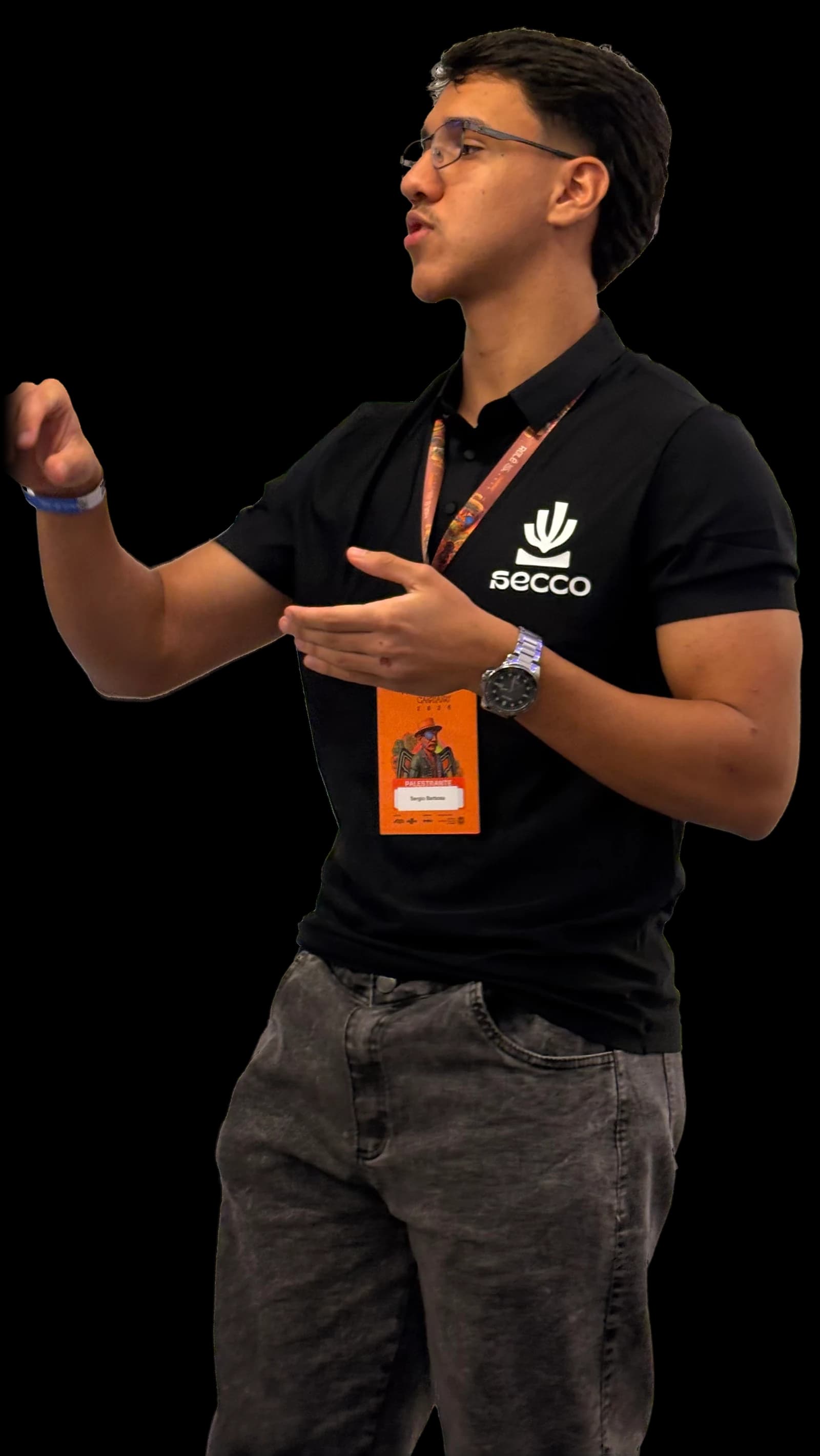 Sergio Barbosa de pé, falando e gesticulando, de óculos e camisa preta
